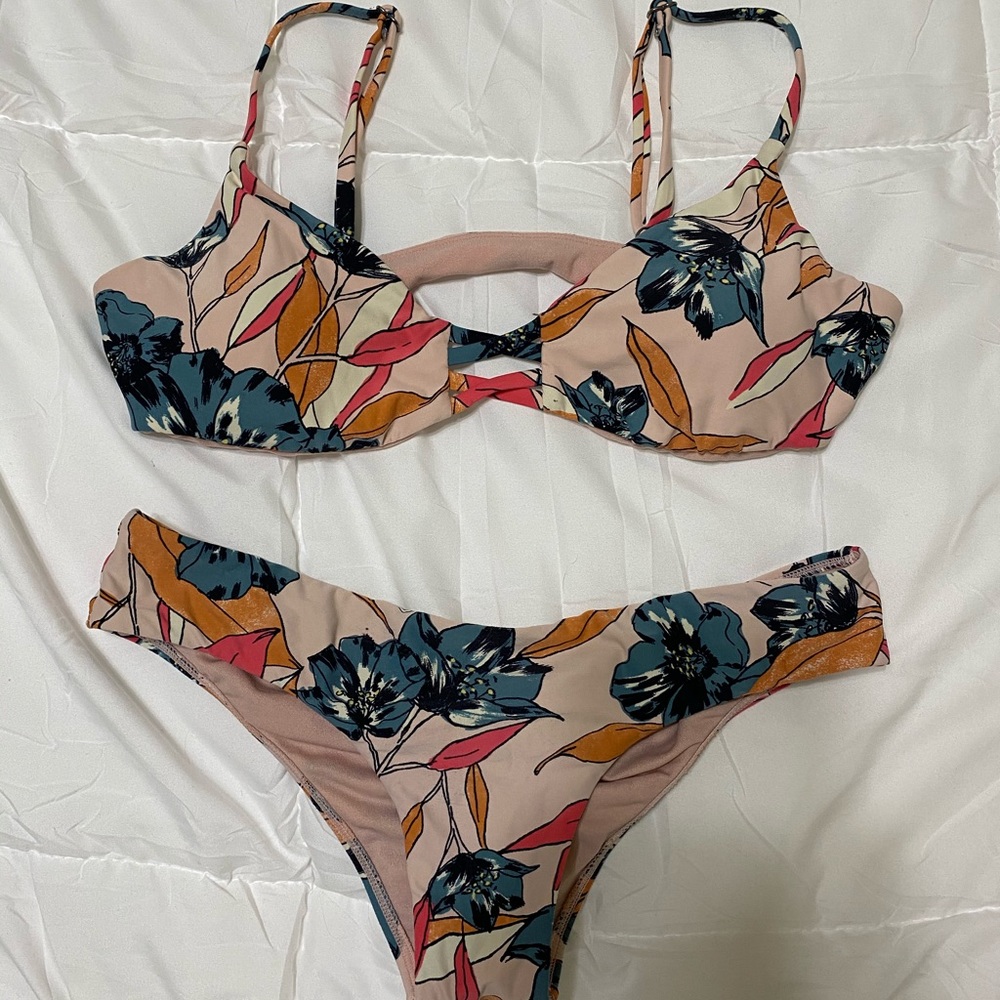 Billabong bikini set SIZE SMALL